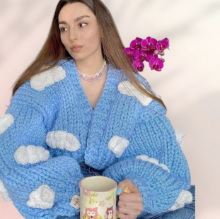 بلوزه تريكو بلون السماوى مع رسمة سحابه 